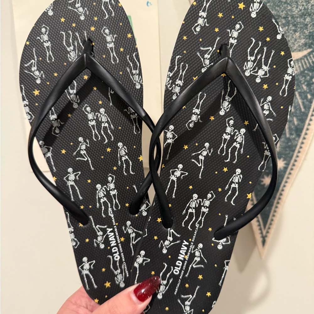 NWOT Old Navy Black and White Sandals